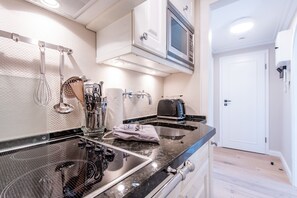 Kühlschrank, Mikrowelle, Herdplatte, Geschirrspüler