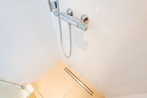Douche, séchoir à cheveux, serviettes fournies