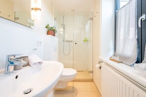 Shower, hair dryer, towels - Stadthaus Boysenstraße, Whg. 7 Ruhig. Gemütlich. Strandnah. Objekt-id: Shb/07 (Westerland)