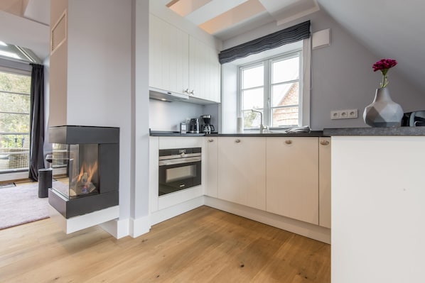 ثلاجة، فرن، موقد طهي مسطح، غسالة أطباق