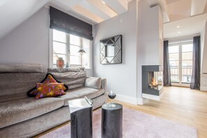 TV, fireplace