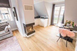 TV, fireplace