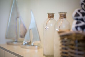Deux bouteilles en verre, fermées par des bouchons en liège, sont posées sur un comptoir.