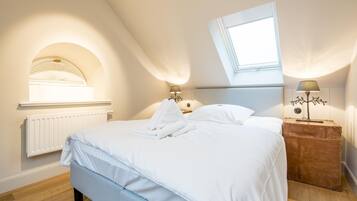2 bedrooms, iron/ironing board, WiFi (free), bed sheets