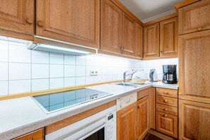 ثلاجة، فرن، موقد طهي مسطح، غسالة أطباق