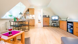 Un appartement moderne de style « loft » comprenant un coin repas, une cuisine et un espace de vie.