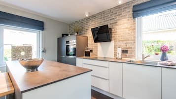 Coffee/tea maker, fridge, oven, stovetop