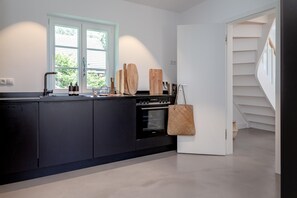 Frigorifero, forno, piano cottura, lavastoviglie