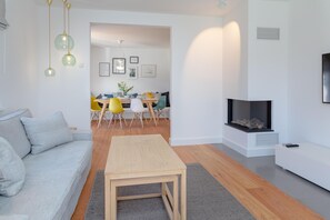 TV, fireplace