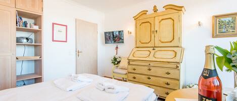 Tabla de planchar con plancha, wifi gratis y ropa de cama