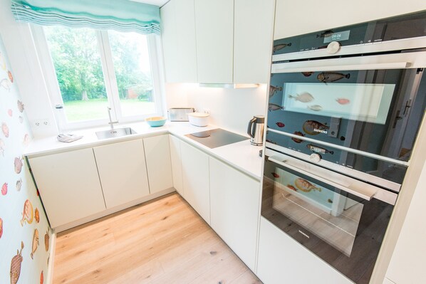 Fridge, microwave, oven, stovetop - Sonnig. Ländlich. Wohlfühlen. Lütte Hukhüs Objekt-id: Shm/43 (Sylt-Ost)