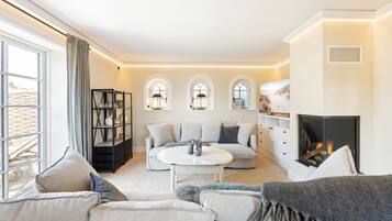 Fernseher, Kamin, Bücher