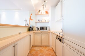 Kühlschrank, Mikrowelle, Herdplatte, Geschirrspüler