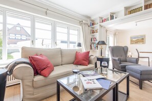 Fernseher, Kamin, DVD-Player