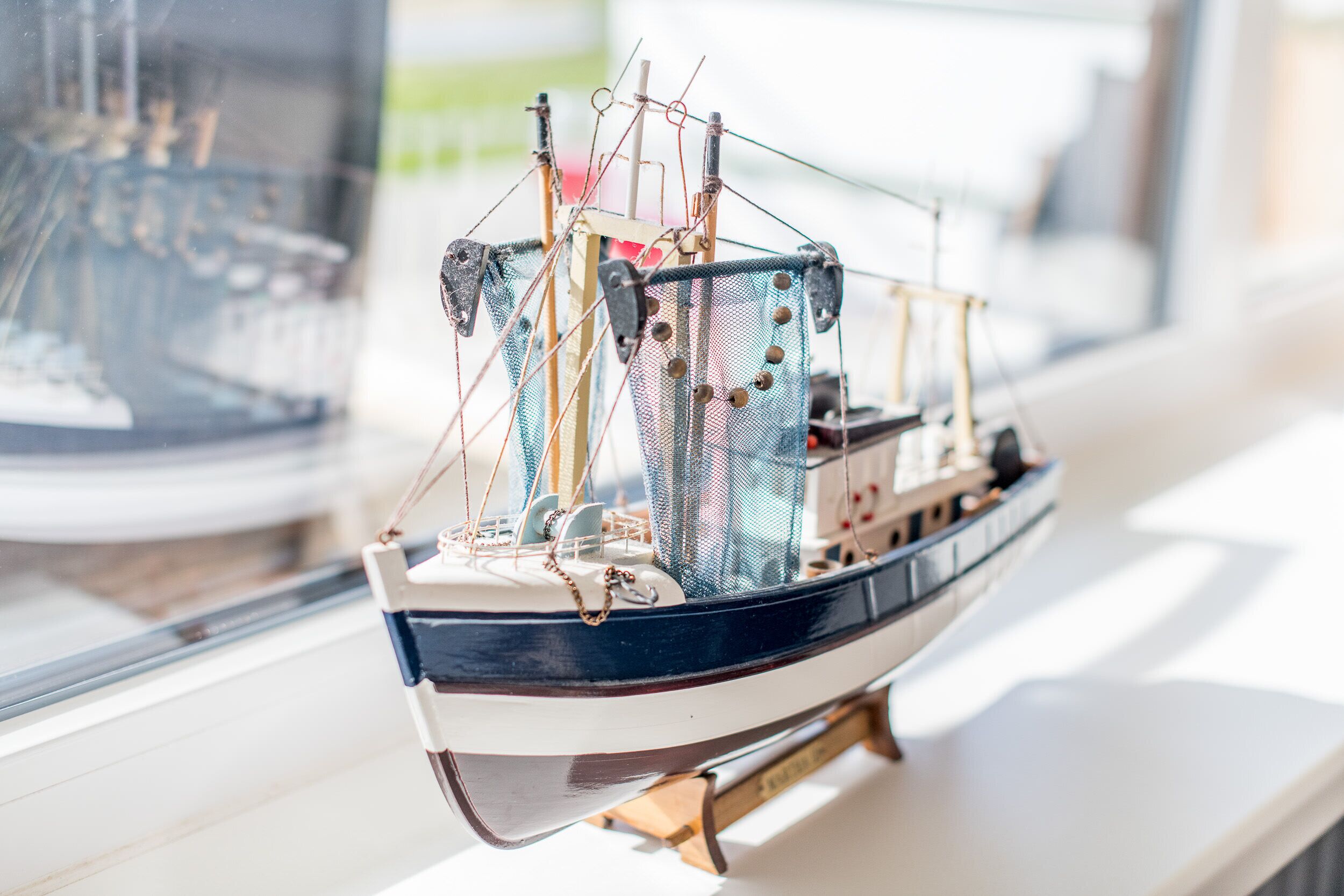 En model af et skib udstillet, sandsynligvis i et museum eller en udstilling.