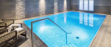 من حمّامات السباحة المغطاة