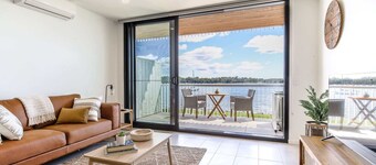 Elegant Bay Side 1-Bed Apartment with Views