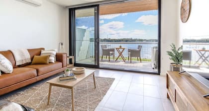 Elegant Bay Side 1-Bed Apartment with Views