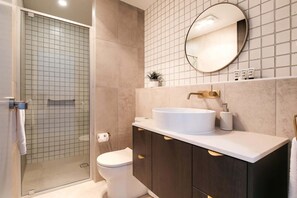 Dusche, Haartrockner, Handtücher