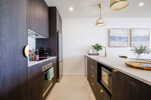 Een koelkast, een microgolfoven, een oven, een kookplaat