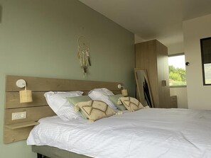 1 habitación, escritorio, tabla de planchar con plancha y cuna de viaje 