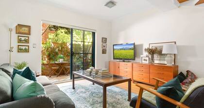 Spacious 2-Bed Townhouse with a Lush Courtyard