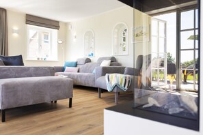 Fernseher, Kamin, Bücher