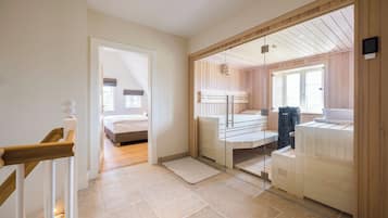 4 bedrooms, desk, iron/ironing board, free WiFi