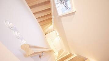 Eine Treppe mit Holzbodenstufen und weißen Wänden.