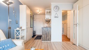 En moderne lejlighed med stue, tekøkken og badeværelse.