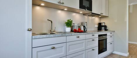 Réfrigérateur, micro-ondes, four, plaque de cuisson