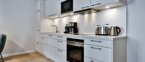 ثلاجة، ميكروويف، فرن، موقد طهي مسطح