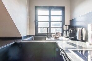 Réfrigérateur, un four, surface de cuisson, lave-vaisselle
