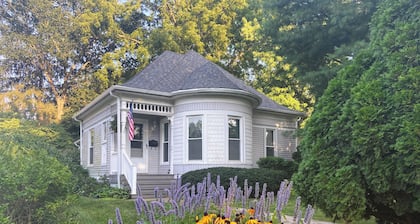 Unique Victorian Cottage Close to Town