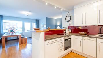 Fridge, oven, stovetop, dishwasher