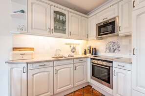 ثلاجة، فرن، موقد طهي مسطح، غسالة أطباق