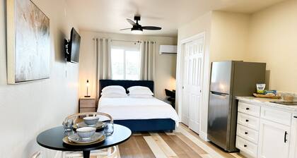 Newly updated studio 2 min drive to HWY 99