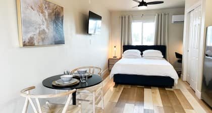 Newly updated studio 2 min drive to HWY 99