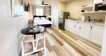 Newly updated studio 2 min drive to HWY 99