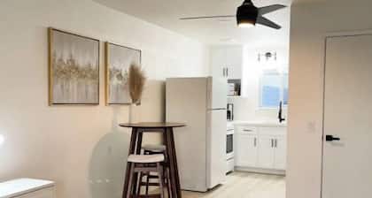 Newly renovated studio apartment 1 mile to HWY 99