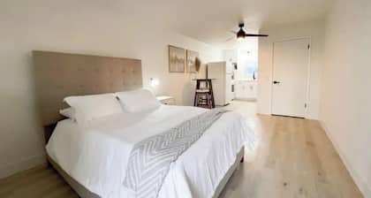 Newly renovated studio apartment 1 mile to HWY 99