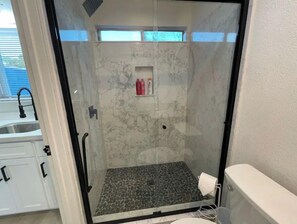 Dusch, hårtork, handdukar och tvål
