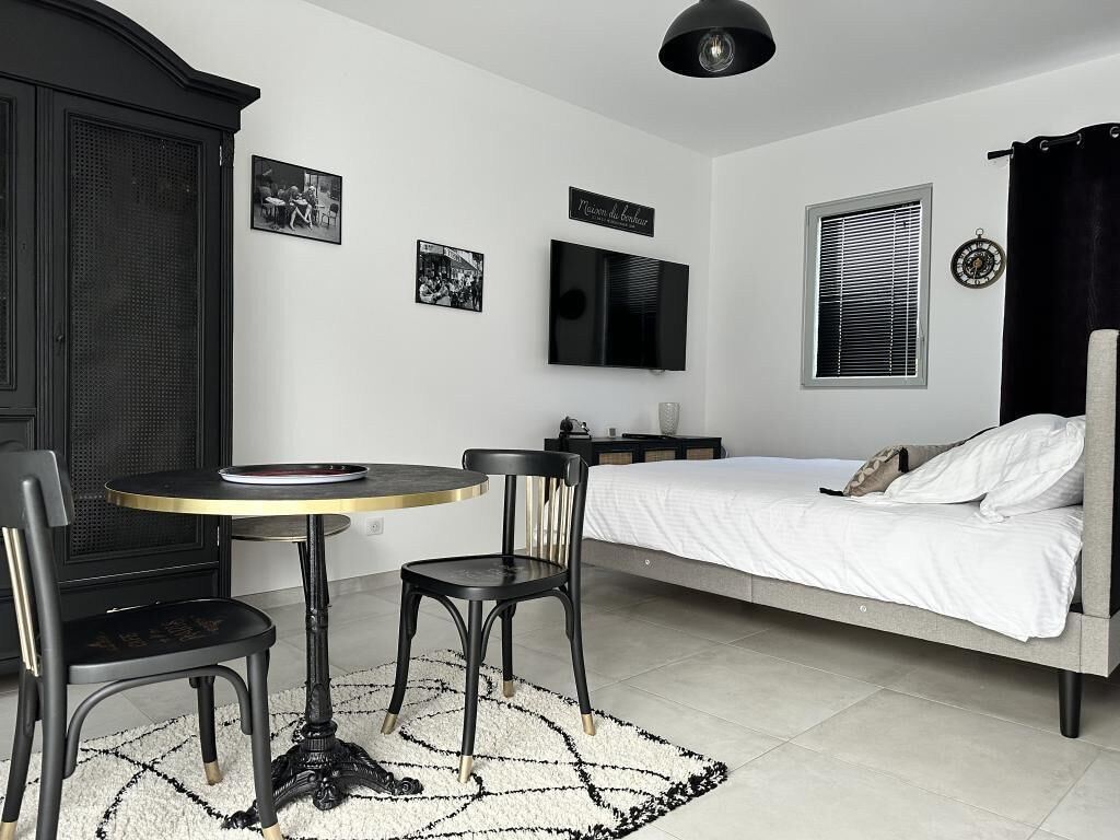 Tabla de planchar con plancha, cuna de viaje, wifi gratis y ropa de cama