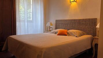 3 bedrooms, in-room safe, iron/ironing board, travel cot