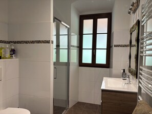 Dusche, Haartrockner, Handtücher, Toilettenpapier