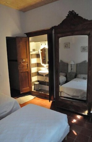 3 chambres, coffres-forts dans les chambres, fer et planche à repasser
