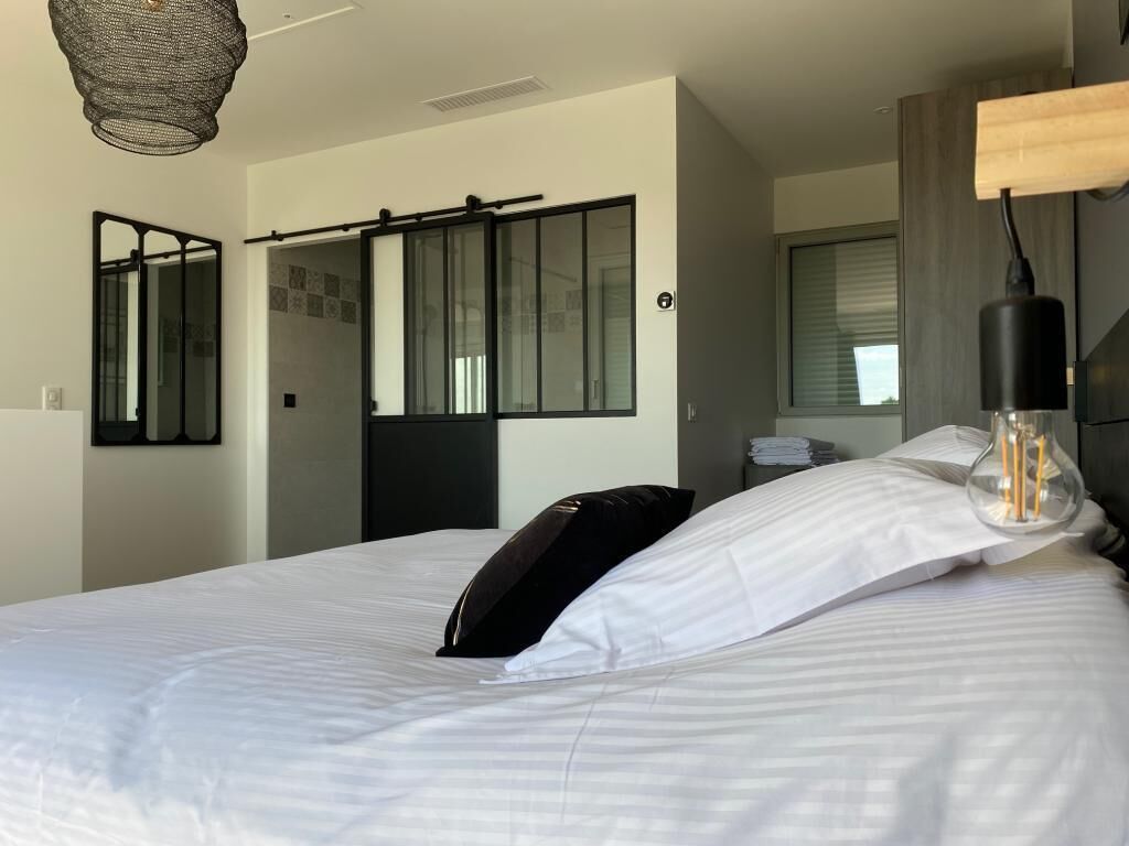 1 多间卧室、办公桌、熨斗/熨衣板、旅行婴儿床