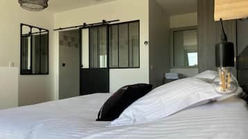 1 dormitorio, escritorio, tabla de planchar con plancha y cuna de viaje