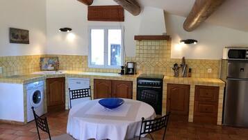 Een koelkast, een microgolfoven, een oven, een kookplaat