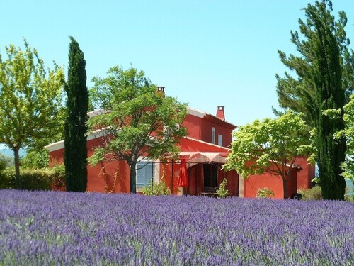 Peaceful haven for 4 surrounded by vineyards and lavender fields